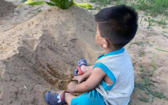 父母车祸亡 马来西亚两岁男童呆坐墓前喊「妈妈」