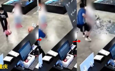 重庆两小孩商店内踢波 全身镜被撞后倒下砸中男童