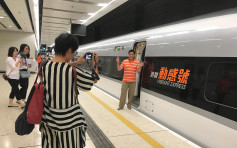 【高铁通车】首班车乘客完成过关前往月台 临时更改检票闸口