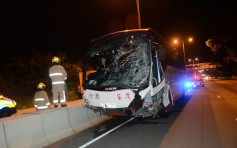 旅巴新田公路撞平治拖頭滑行200米 司機拋出車外當場亡15乘客傷