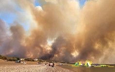 希腊度假胜地罗德岛山火肆虐 2000民众乘船紧急撒离