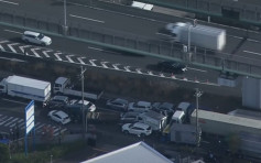 日本爱知县20多辆车追撞 15人受伤