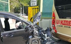 私家車巴士龍翔道相撞　私家車嚴重損毀