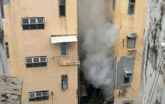 荃湾唐楼单位闭门失火冒浓烟 消防破门救熄疏散住客