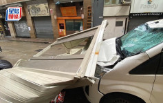 台风苏拉‧西区︱坚尼地城组合屋吹落街  压毁一辆客货车