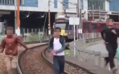 【片段】三青年闯轻铁路轨玩命 与列车玩跑步斗快