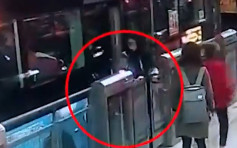 【片段】巴士站幕門無故關上 廣州女被拉落車底腿被輾
