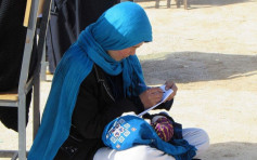 阿富汗媽媽抱2個月大兒子入場考試 感動網民