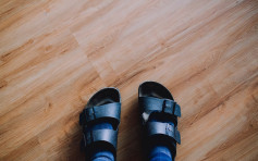 消委會｜拖鞋防滑效能懸殊 逾半於濕滑地面表現欠佳