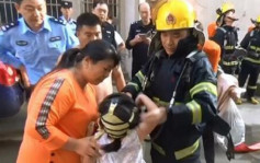 江蘇住宅起火6人被困樓上 女童掉紙仔通知消防員救命