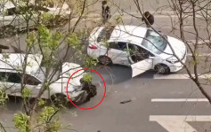 網上嗌交變街頭亂戰  山西9男攔停扑車傷司機被捕︱有片