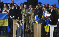 乌克兰总统大选辩论 两候选人一起下跪  