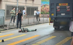 紅磡老翁過路遭貨車撞倒 鞋飛脫頭着地受傷送院