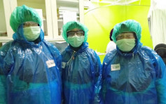 印尼防护装备不足 医护穿雨衣照顾病人
