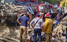 墨西哥南部巴士失控墜25米深谷 增至29人死