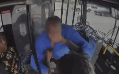 有片｜生死时速现实版 车长遭乘客拉出位狠殴 巴士无人驾驶直撞大楼