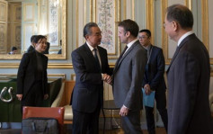 法国总统马克龙会见王毅　愿加强两国战略协作