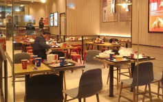 快餐店食客用过餐具托盘铺满所有枱　网民：唔自律系香港特色