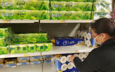 超市厕纸湿纸巾续上架 药房摆搓手液市民观望多