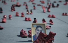 墨西哥城市中心广场放满红鞋子 吁关注女性暴力