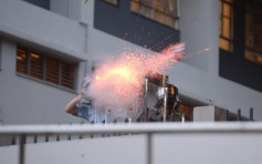【逃犯條例】示威者堵塞彌敦道向警署投擲硬物 警員舉黑橙旗射催淚彈