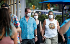 美国疫情反弹暴增10万人确诊 佛州州长禁戴口罩家长提告