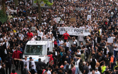 巴黎市郊数千民众游行 悼念被警开枪击毙非裔少年