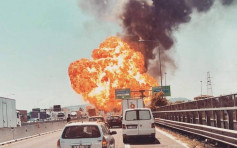 意大利机场旁公路疑爆炸 现场出现巨大火球浓烟密布