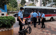 警將軍澳打擊非法電動車及單車違例 拘8人發6張傳票