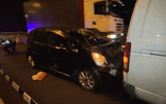 吐露港公路私家车轻货车相撞  休班救护员男司机重创昏迷送院