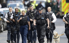 【伦敦连环恐袭】交警以警棍力敌3持刀恐怖分子　成民众英雄