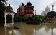 印度北部暴雨狂袭 湍流罕见涌至泰姬陵外墙