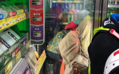 【元旦遊行】外籍人士避催淚煙躲進便利店冷凍櫃