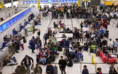 英国吉域机场关闭32小时重开 逾11万人受阻