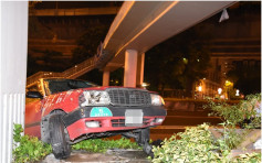 天雨路滑長沙灣互撼 其中一輛的士剷上花槽