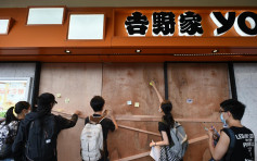 【逃犯條例】示威者吉野家木板外自行佈置「連儂牆」
