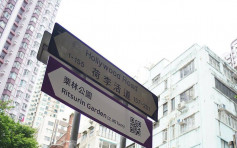 通街亂貼假路牌惹批評 香港快運：暫停活動移除路牌