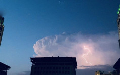 北京天空現雷暴雲 一邊晴天一邊打雷閃電