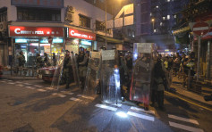 【觀塘遊行】示威者往九龍灣方向前進 警港鐵站外天橋帶走1男