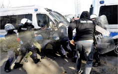 波蘭示威者反對收緊防疫措施 警出動水炮及催淚彈驅散