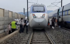 南韩高铁出轨7名乘客受伤 车厢一片狼藉