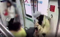 杭州男藉「执手机」偷吻地铁女乘客大腿 被拘留14日