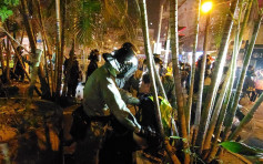 【修例风波】示威者昨晚旺角警署外聚集 警员执勤时遗失伸缩警棍