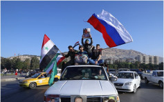 敘利亞大批民眾上街 揮舞國旗支持獨裁總統巴沙爾