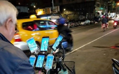 一架单车6部手机 台湾老伯延续捉精灵狂热