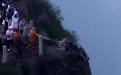 四川男峨眉山跳崖被困　僧人游客以消防喉合力拯救