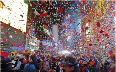 全球各有活动庆祝新年 纽约时代广场数万人冒雨倒数 