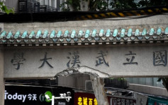 武漢大學83年歷史老牌坊遭田螺車撞毀