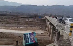 甘肃有巴士与救护车相撞后堕桥 致1死10多伤
