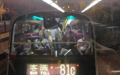 約20人企滿巴士上層 車長照開車乘客憂危險